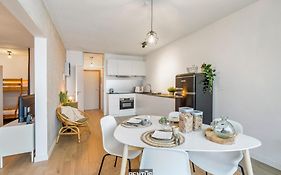 Sandy View - Spacious Studio Flat Near The Beach